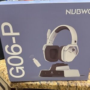 G06-P White Over-Ear Headphones